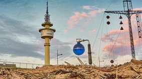 Ein Erlenmeyerkolben inszeniert am Strand.   | © Torsten Tingler