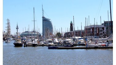 Das ist mein Bild vom Herzen Bremerhavens, dort sieht man Schiffe die im Haven anliegen das Klimahaus und Sail City Hotel und ein schönen blauen Himmel